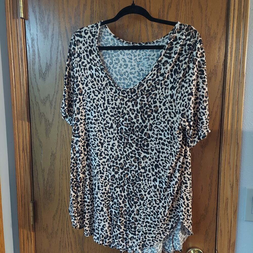 Maurices 24/7 Womens Plus Sz 0 Tunic Top High Low V-neck SS LEOPARD Print